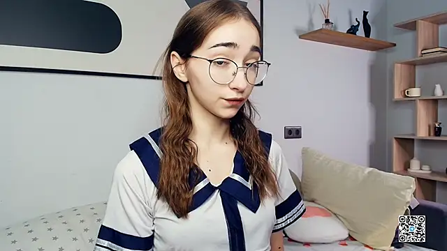 Snapshot of PollyBeev chatting on 10-11-25, 06:45 PollyBeev online show from 10-11-25, 06:45