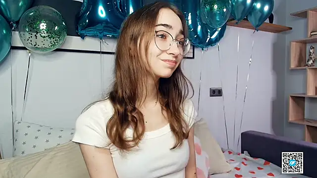 Snapshot of PollyBeev chatting on 10-12-25, 07:07 PollyBeev online show from 10-12-25, 07:07