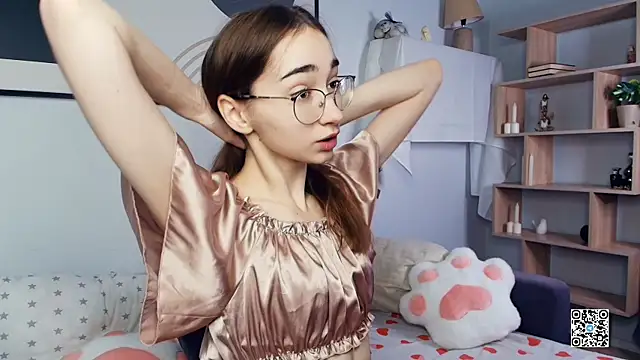 Snapshot of PollyBeev chatting on 10-24-25, 07:27 PollyBeev online show from 10-24-25, 07:27