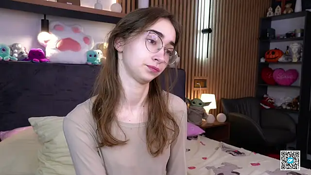 Snapshot of PollyBeev chatting on 11-18-25, 07:24 PollyBeev online show from 11-18-25, 07:24