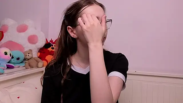 PollyBeev online show from 06-18-26, 07:30