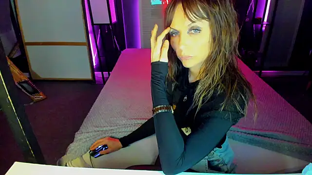 Elizabe th online show from 02-18-25, 04:26