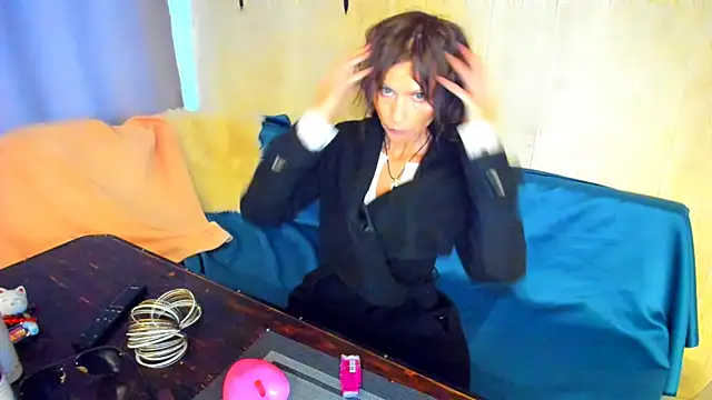 Elizabe th online show from 06-24-26, 01:37