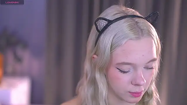  AlinaBailey online show from 10-17-25, 08:06