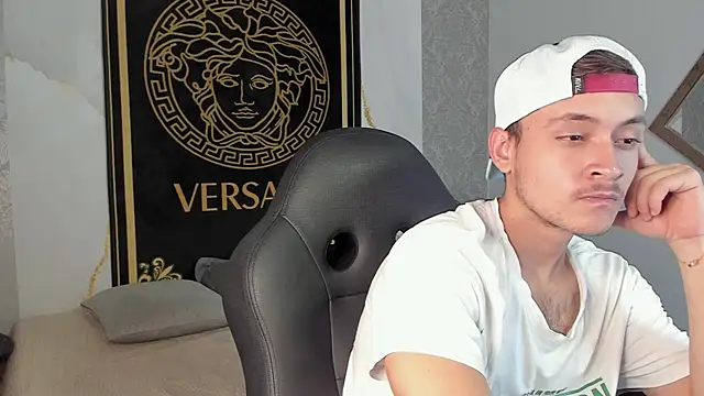 Snapshot of Desmon_Clark chatting on 01-13-25, 01:45 Desmon Clark online show from 01-13-25, 01:45