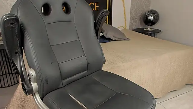 Snapshot of Desmon_Clark chatting on 02-01-25, 01:55 Desmon Clark online show from 02-01-25, 01:55