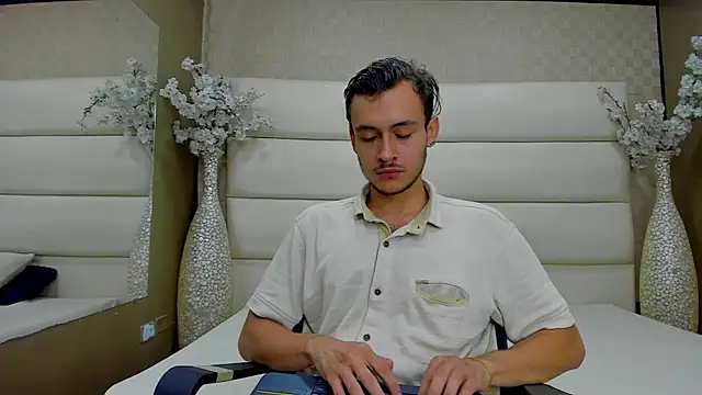 Snapshot of Desmon_Clark chatting on 02-06-25, 05:46 Desmon Clark online show from 02-06-25, 05:46