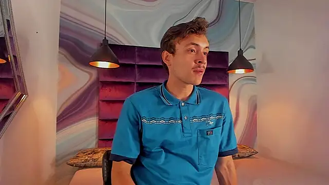 Snapshot of Desmon_Clark chatting on 02-13-25, 04:00 Desmon Clark online show from 02-13-25, 04:00