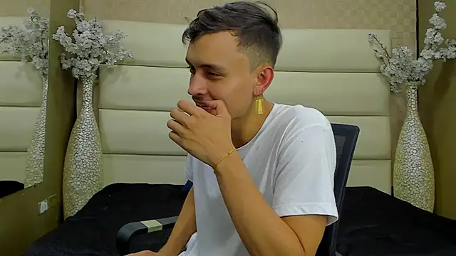 Snapshot of Desmon_Clark chatting on 02-15-25, 03:31 Desmon Clark online show from 02-15-25, 03:31