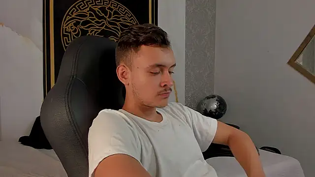 Snapshot of Desmon_Clark chatting on 02-24-25, 03:44 Desmon Clark online show from 02-24-25, 03:44