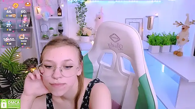 LayriantaVee online show from 03-19-25, 01:18