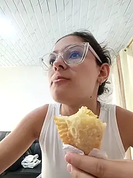 Snapshot of Ary-18 chatting on 11-27-25, 02:30 Ary-18 online show from 11-27-25, 02:30