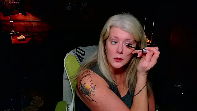 Snapshot of AliceHarlot chatting on 12-23-25, 05:49 AliceHarlot online show from 12-23-25, 05:49