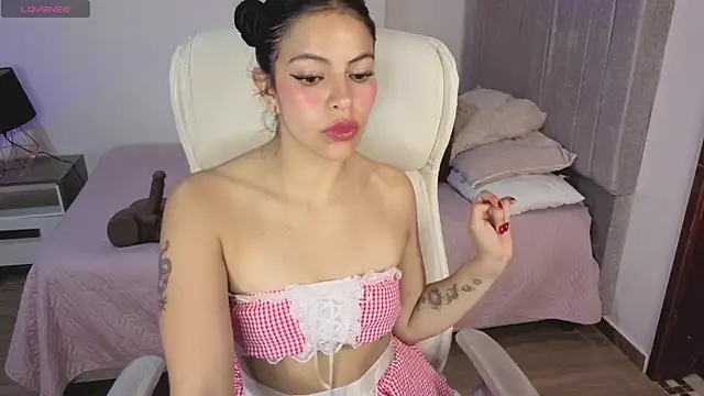 Snapshot of Eliie_Ruizz chatting on 12-16-25, 04:28 Eliie Ruizz online show from 12-16-25, 04:28