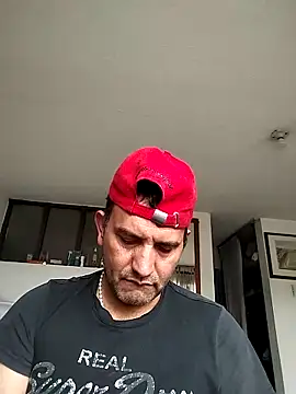 Snapshot of RogueTraveler chatting on 03-18-25, 06:26 RogueTraveler online show from 03-18-25, 06:26