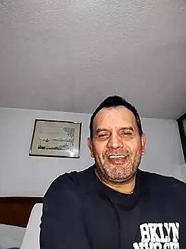 Snapshot of RogueTraveler chatting on 10-17-25, 02:48 RogueTraveler online show from 10-17-25, 02:48