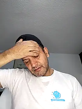 Snapshot of RogueTraveler chatting on 10-31-25, 03:29 RogueTraveler online show from 10-31-25, 03:29