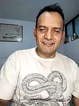 Snapshot of RogueTraveler chatting on 11-07-25, 03:50 RogueTraveler online show from 11-07-25, 03:50