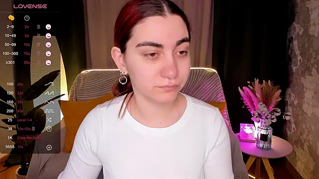 Snapshot of hannacheekss_ chatting on 02-19-26, 02:07 hannacheekss online show from 02-19-26, 02:07