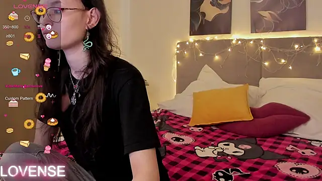 Snapshot of Emily_Strikeee chatting on 03-09-26, 03:54 Emily Strikeee online show from 03-09-26, 03:54