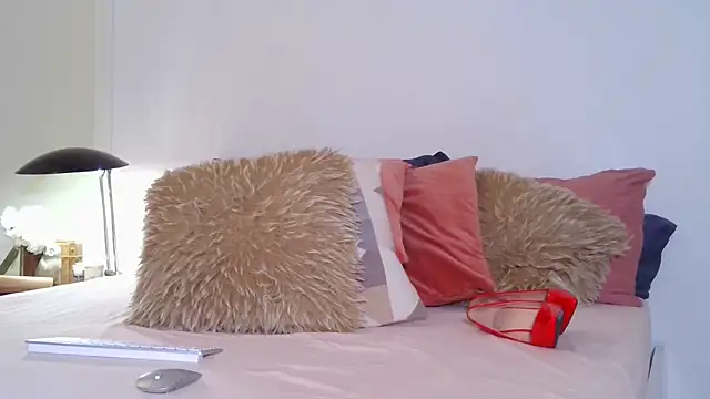 Snapshot of JuliaMartini chatting on 11-28-25, 10:18 JuliaMartini online show from 11-28-25, 10:18