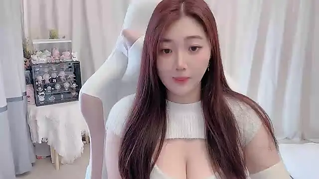 Snapshot of Stars_Elyn chatting on 12-18-24, 05:04 Stars Elyn online show from 12-18-24, 05:04