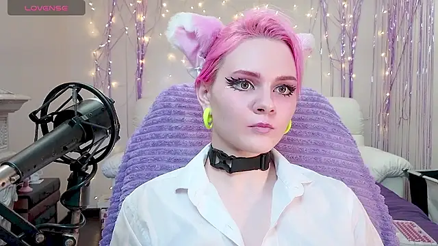 Snapshot of One_Moment_ chatting on 12-02-24, 06:41 One Moment online show from 12-02-24, 06:41