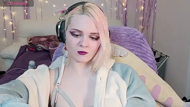 Snapshot of One_Moment_ chatting on 01-31-25, 02:48 One Moment online show from 01-31-25, 02:48