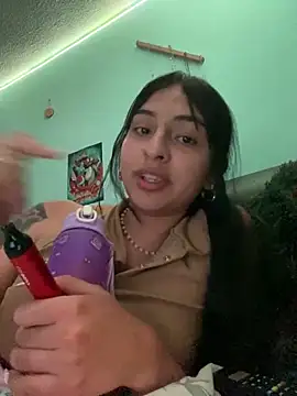 Snapshot of Hilary_pinkk chatting on 12-30-24, 05:15 Hilary pinkk online show from 12-30-24, 05:15