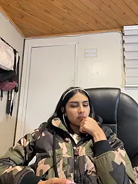 Snapshot of Hilary_pinkk chatting on 10-31-25, 02:12 Hilary pinkk online show from 10-31-25, 02:12