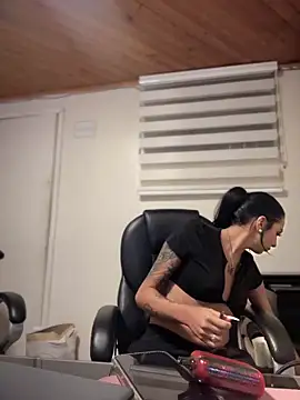 Snapshot of Hilary_pinkk chatting on 12-19-25, 02:29 Hilary pinkk online show from 12-19-25, 02:29