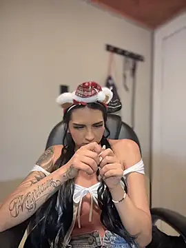 Snapshot of Hilary_pinkk chatting on 12-23-25, 02:53 Hilary pinkk online show from 12-23-25, 02:53