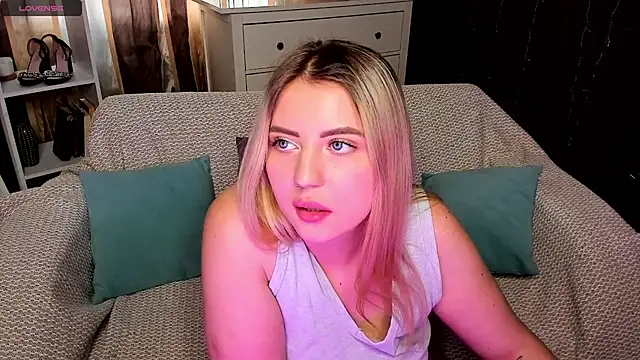 Snapshot of Ashley_Rous chatting on 01-15-25, 07:37 Ashley Rous online show from 01-15-25, 07:37