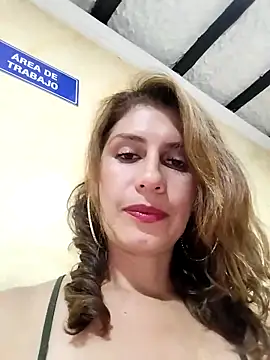 Snapshot of Alysson-- chatting on 02-14-25, 07:33 Alysson-- online show from 02-14-25, 07:33