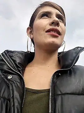 Snapshot of Alysson-- chatting on 02-18-25, 01:11 Alysson-- online show from 02-18-25, 01:11