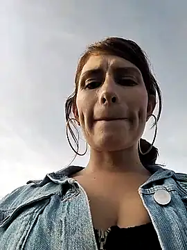 Snapshot of Alysson-- chatting on 02-19-25, 12:22 Alysson-- online show from 02-19-25, 12:22