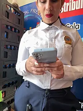 Snapshot of Alysson-- chatting on 12-05-25, 01:42 Alysson-- online show from 12-05-25, 01:42