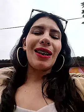 Snapshot of Alysson-- chatting on 01-06-26, 02:43 Alysson-- online show from 01-06-26, 02:43