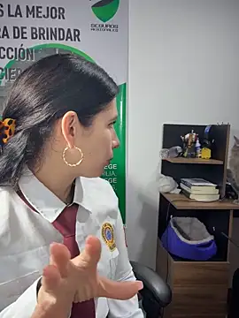 Snapshot of Alysson-- chatting on 05-25-26, 02:12 Alysson-- online show from 05-25-26, 02:12
