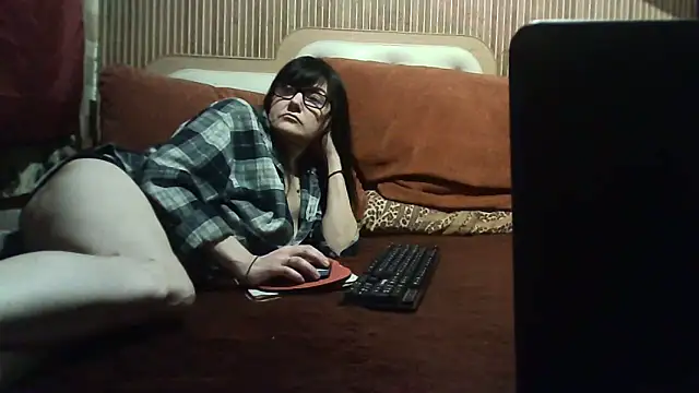 Snapshot of AlanaLaDream chatting on 12-21-25, 05:42 AlanaLaDream online show from 12-21-25, 05:42