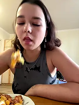 Snapshot of PoppyRobinson chatting on 12-08-24, 11:24 PoppyRobinson online show from 12-08-24, 11:24