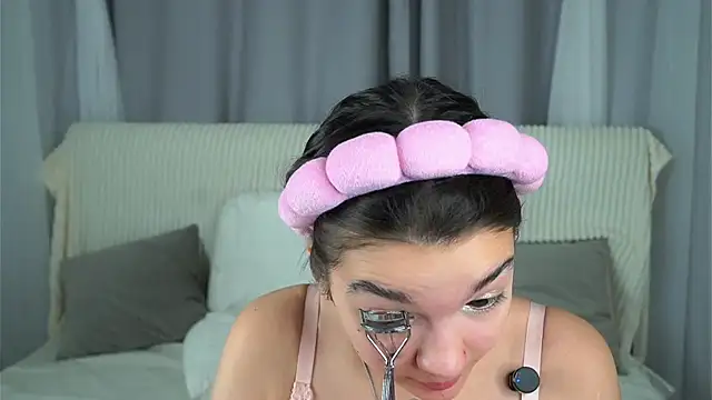 Snapshot of VeronaAppleberry chatting on 10-24-25, 11:17 VeronaAppleberry online show from 10-24-25, 11:17