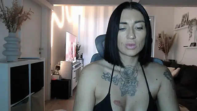 Snapshot of IntiMia chatting on 11-11-25, 07:52 IntiMia online show from 11-11-25, 07:52