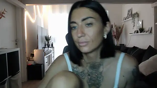 Snapshot of IntiMia chatting on 11-13-25, 08:24 IntiMia online show from 11-13-25, 08:24