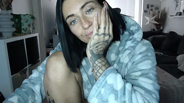 Snapshot of IntiMia chatting on 12-18-25, 09:04 IntiMia online show from 12-18-25, 09:04