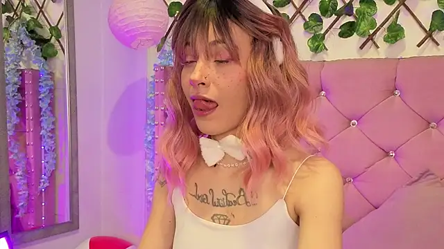 Snapshot of lauren_evans96 chatting on 10-28-25, 03:43 lauren evans96 online show from 10-28-25, 03:43