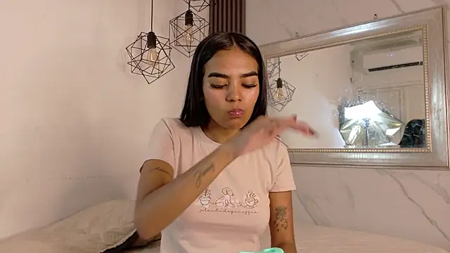 Snapshot of julieta_aguilar1 chatting on 02-13-26, 07:21 julieta aguilar1 online show from 02-13-26, 07:21