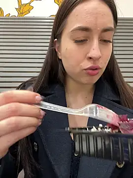 Snapshot of Holly_Play chatting on 01-21-25, 12:18 Holly Play online show from 01-21-25, 12:18