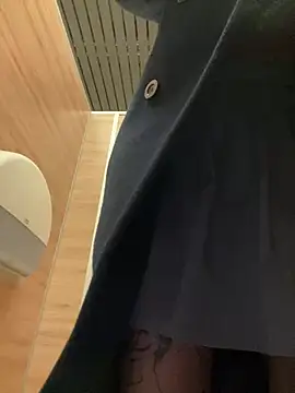 Snapshot of Holly_Play chatting on 01-21-25, 03:21 Holly Play online show from 01-21-25, 03:21