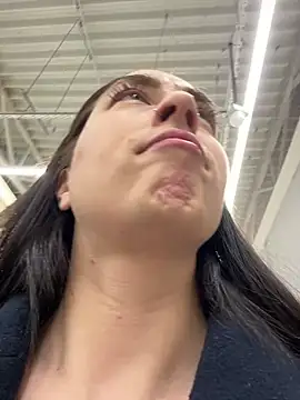 Snapshot of Holly_Play chatting on 02-14-25, 11:31 Holly Play online show from 02-14-25, 11:31